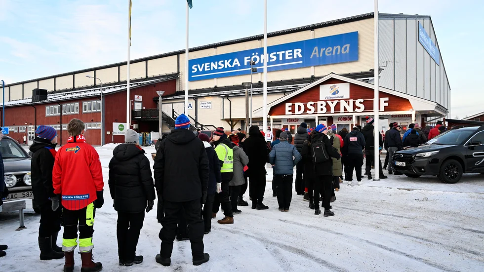 Bara 600 släpptes in på bandymatchen mellan Edsbyn och Bollnäs på grund av de nya coronarestriktionerna.