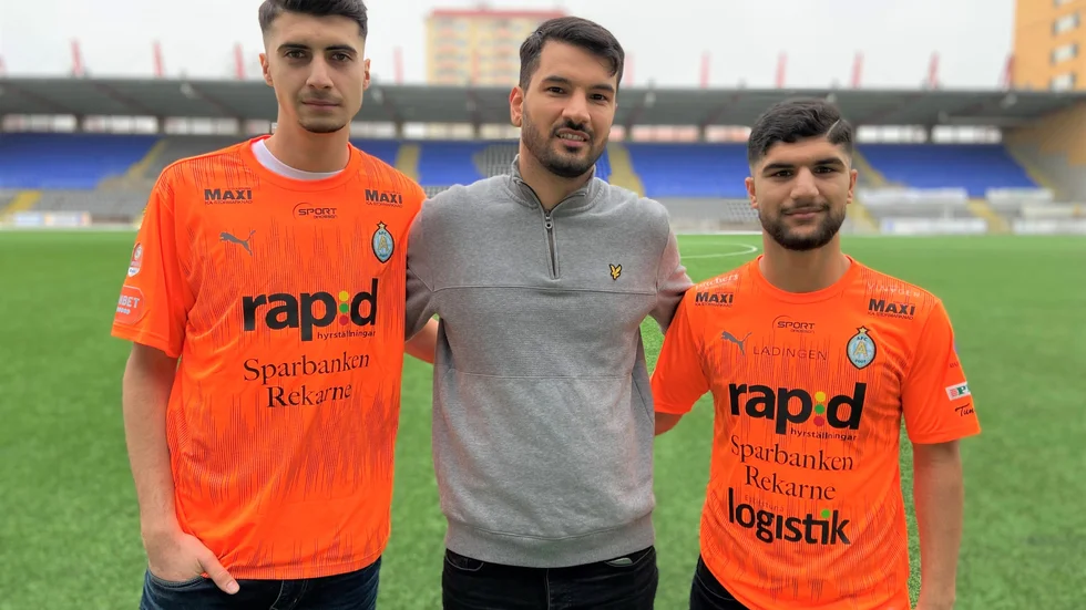 Nyförvärven Amar Muhsin (till vänster) och Ishak Shamoun flankerar AFC-tränaren Jawad Al Jebouri.