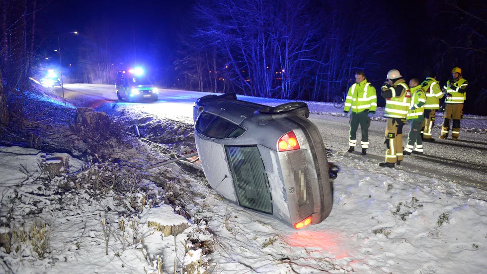 Bilen voltade av vägen och hamnade på sidan i diket.