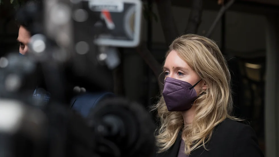 Elizabeth Holmes i samband med en av rättegångsdagarna före julhelgen. Arkivbild.