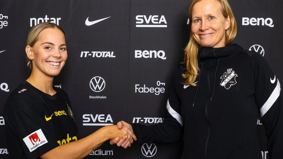 Agnes Nyberg och AIK:s sportchef Anne Mäkinen. 