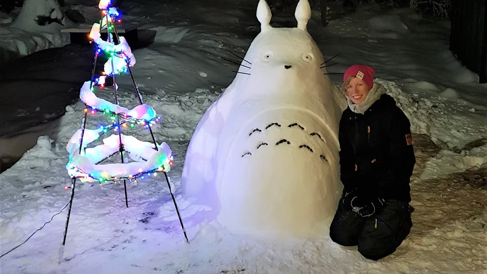 2019 formade Lina Nilsson Välimaa figuren Totoro på sin pappas bakgård. 
