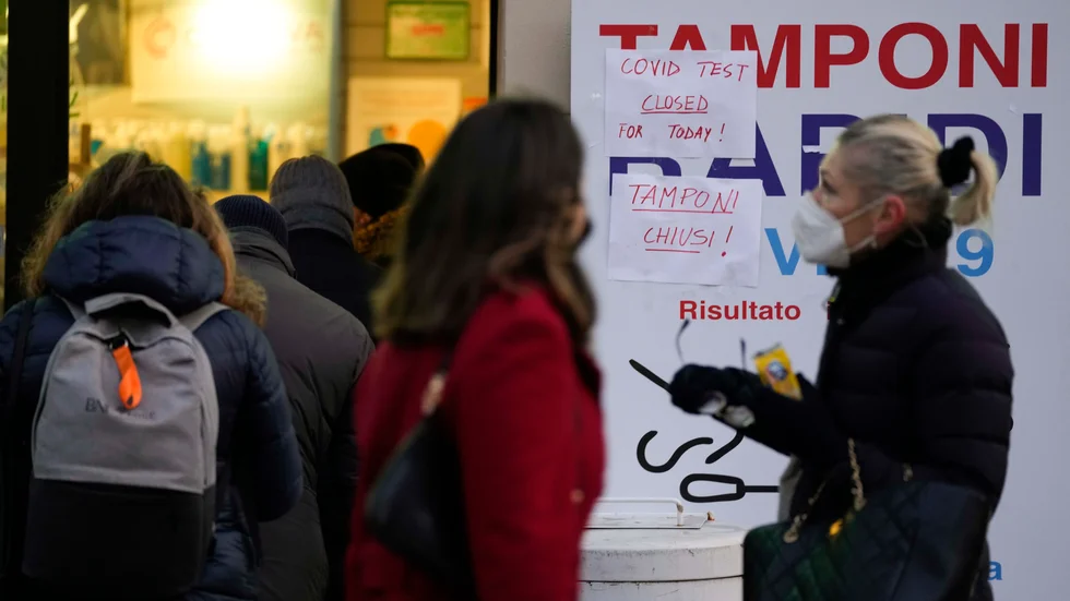 Invånare i Milano köar utanför ett apotek för att testa sig för covid-19. Bilden är från den 23 december.