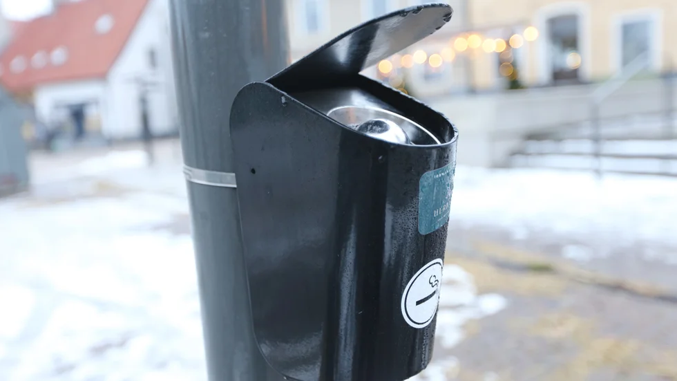 Askkoppar har placerats ut för att rökare ska kunna fimpa där. 