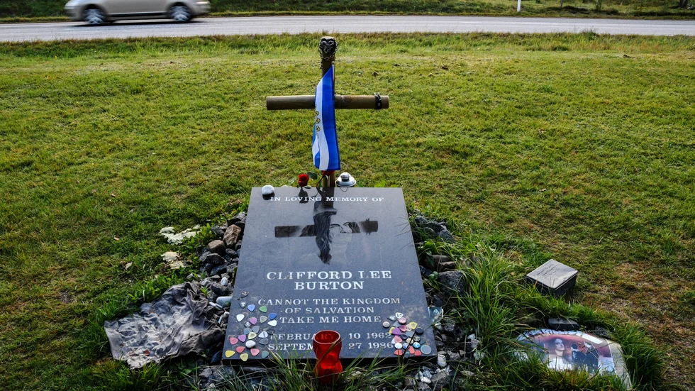 Plektrum, ljus, blommor och nitarmband på Cliff Burtons minnessten i Dörarp. Metallica-basisten omkom den 27:e september 1986 då Metallicas turnébuss kraschade mellan Ljungby och Värnamo. Arkivbild.