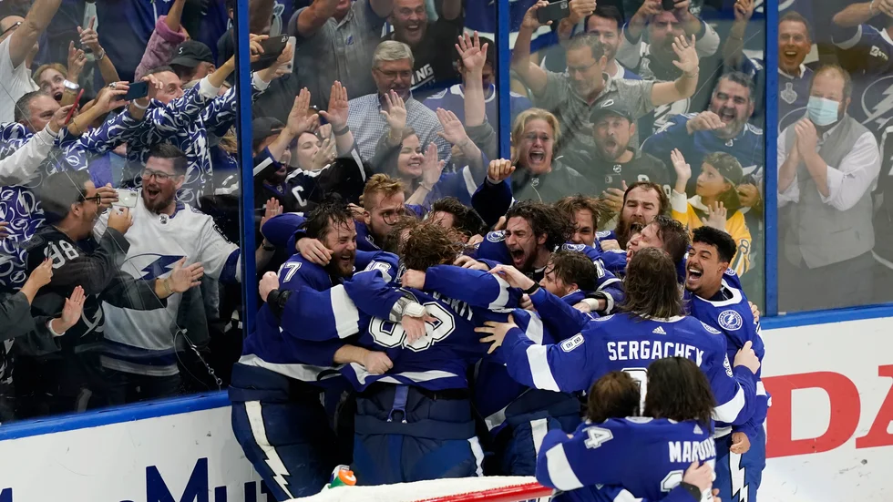 Tampa Bay, med Victor Hedman längs till vänster, firar Stanley Cup-segern.