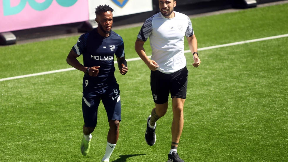 IFK-anfallaren Samuel Adegbenro höll igång vid sidan av den kollektiva tisdagsträningen tillsammans med Nicolas Santi Aguilar från det medicinska teamet.