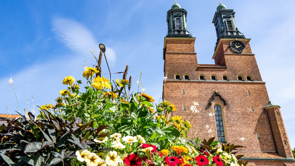 Termometern visade 26 grader i Eskilstuna denna förmiddagen – kyrkan utgjorde en sval plats för dess besökare.