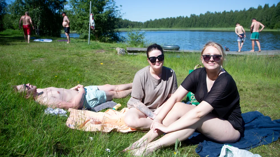 Hanna Viklund och Fanny Edström från Öjebyn solade på Hamnviken. "Vi har varit här och badat hela helgen".