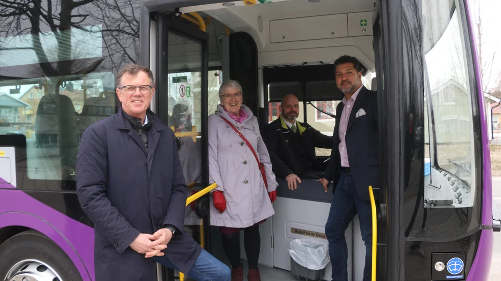 Kommunalrådet Anders Lundkvist och Brith Fäldt, ordförande samhällsbyggnadsnämnden, är nöjda med de elektrifierade lösningar som Nobinas projektledare Mahdi Ahmadi erbjuder. Provturen kördes av Patrik Wållberg.