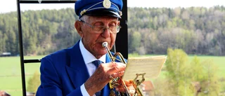 92-åringen bjöd på ljuv musik från toppen av kyrktornet