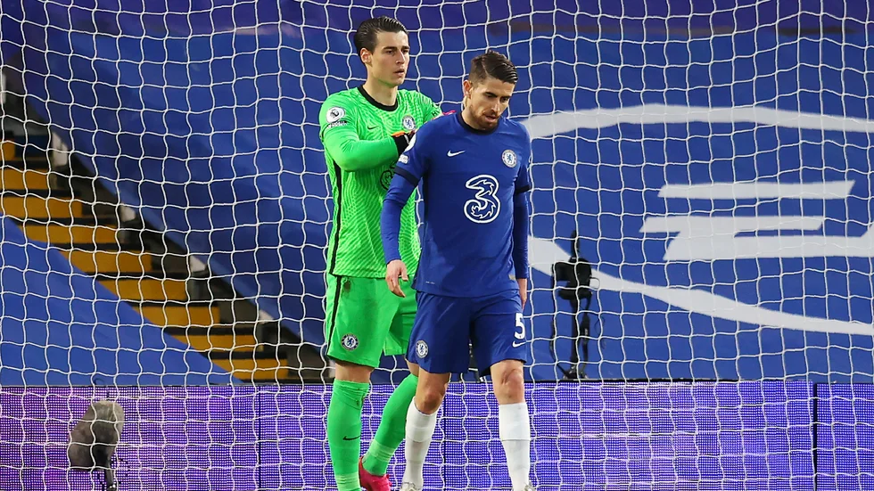 Chelseas målvakt Kepa Arrizabalaga klappar om Jorginho efter missen vid Arsenals 1–0-mål.