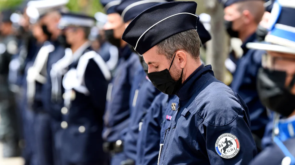 Den dödade polisen Eric Massons kollegor deltar i en minnesceremoni i hans ära den 11 maj i år.