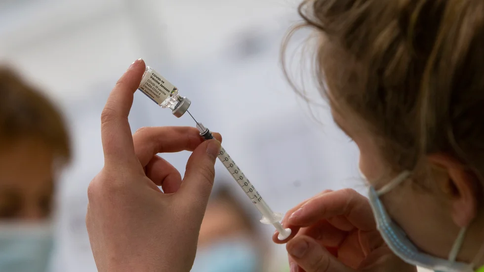 En spruta med Janssens vaccin. Arkivbild.