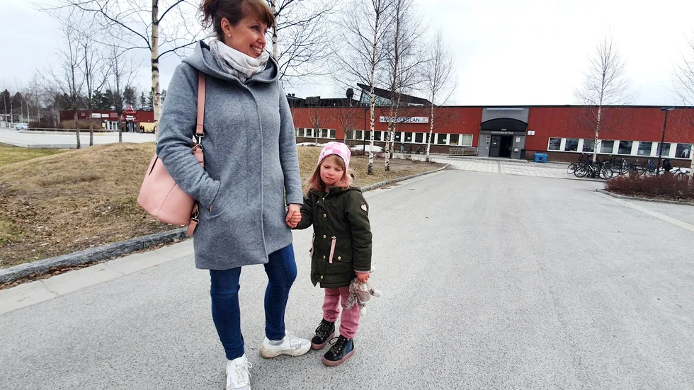 "Hoppas verkligen att skolan blir kvar", säger Malin Häggberg, här med dottern Eline Ejderlöf.