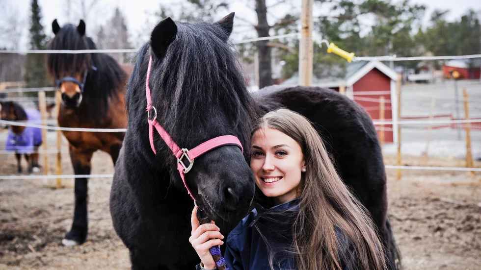 Moa Säll tillsammans med ponnyn Molly, som förhoppningsvis ska dra den nya vagnen till hösten.