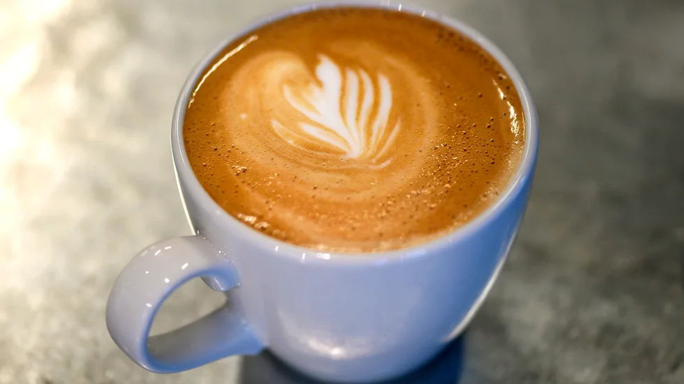 Kommer en ung vaccinerad person på väg till en kopp kaffe i friheten att beskrivas med samma utifrånperspektiv som äldre, undrar Åsa Dahllöf.
