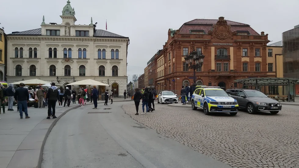 Vid lunchtid på lördagen uppstod en sammankomst vid Stora torget som lockade cirka 100 personer.