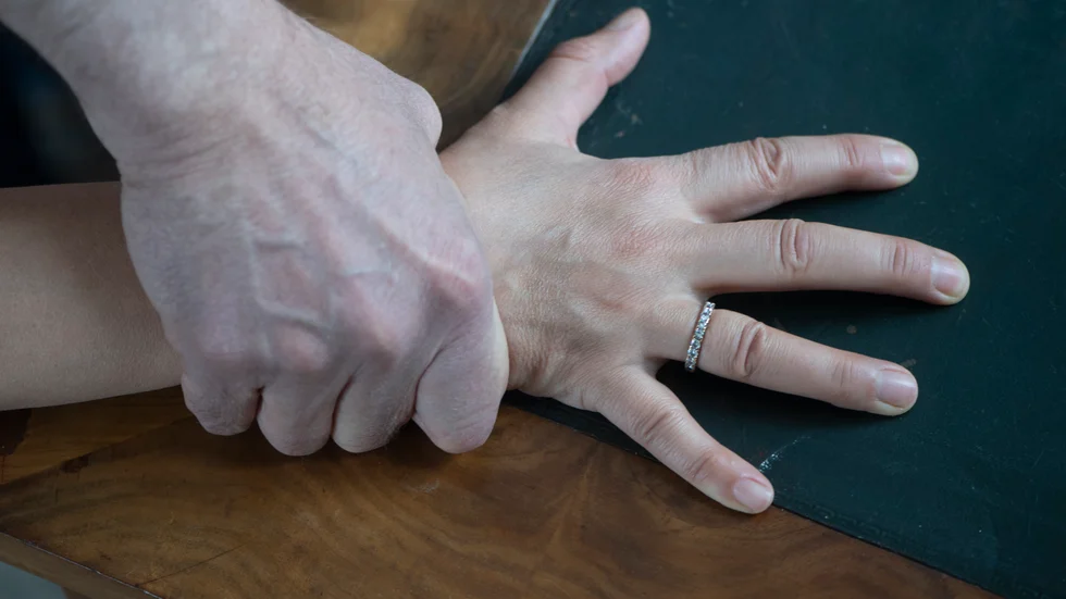 Personer som försöker lämna våldsamma relationer ska nu erbjudas ytterligare ekonomiskt stöd. Arkivbild.
