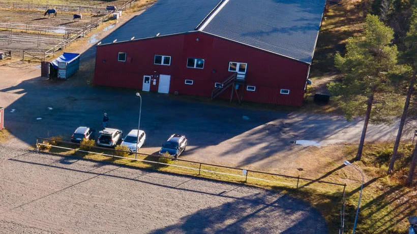 Ombyggnationen av ridhuset i Arjeplog skjuts upp – igen. "Vi har fått förlängt och har därmed till sista december 2022 på oss", säger Laila Lundgren Sundström. (Arkivbild)