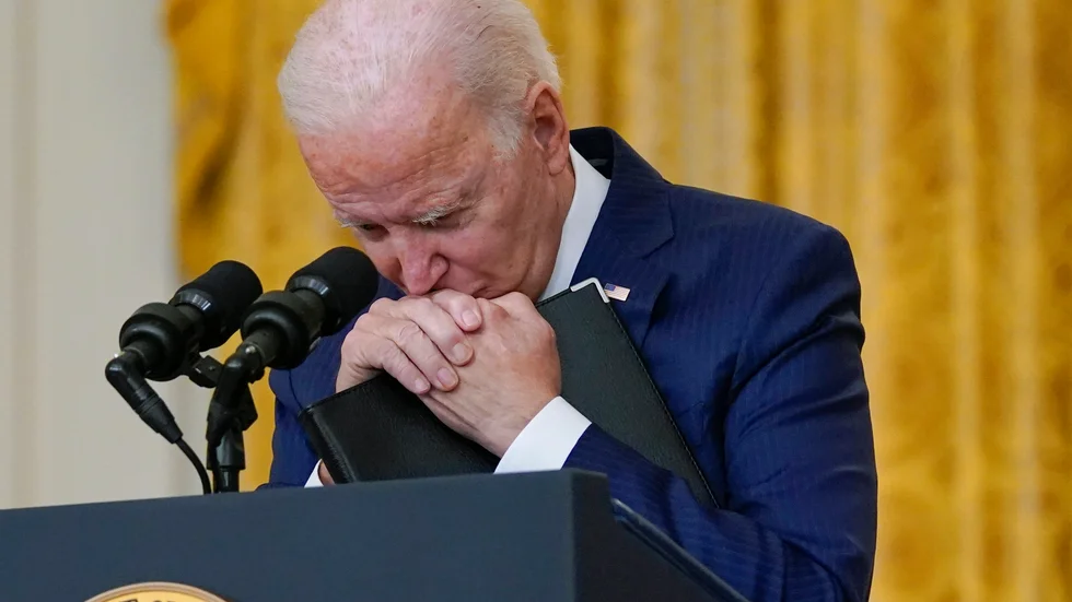 USA:s president Joe Biden pausar vid presskonferensen om terrordådet vid Kabuls flygplats.