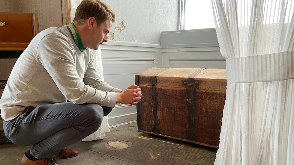 Per Stålebro, verksamhetsledare på Löfstad slott begrundar förstörelsen på slottets inventarier.
