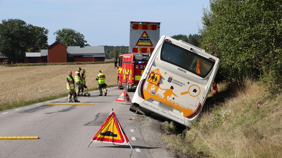Förskolebussen Lågan hamnade i diket efter en utflykt till Hammarskog utanför Uppsala.