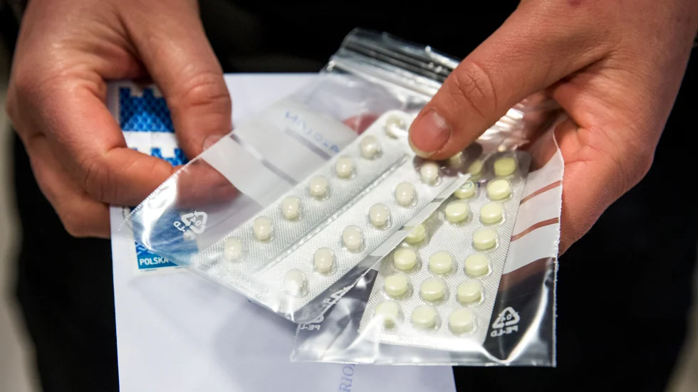 Beslagtaget brev innehållande olika narkotiska substanser. Arkivbild