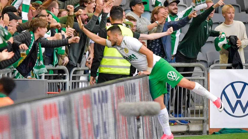 Matchhjälten Astrit Selmani jublar med supportrarna.
