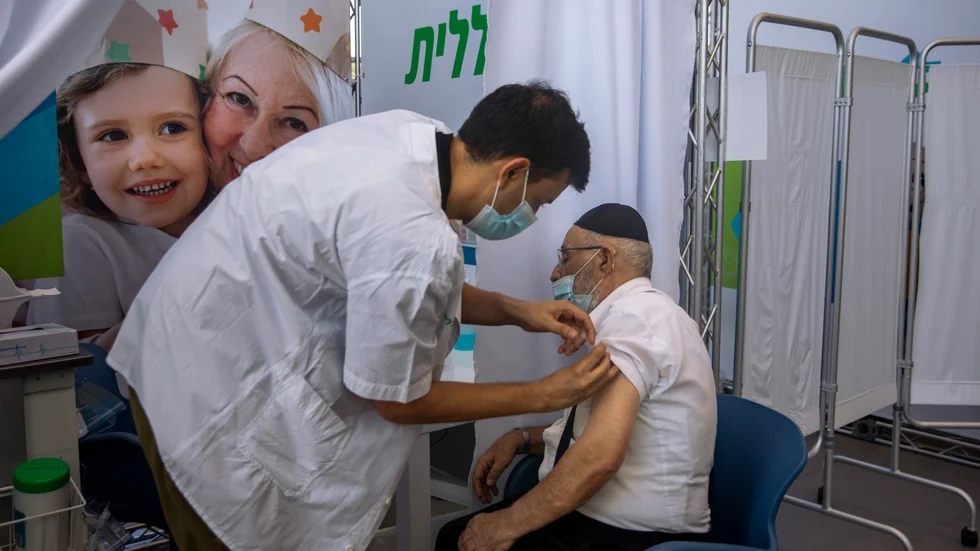 En man får en tredje dos av Pfizer-Biontechs covid-19-vaccin i Israel tidigare i augusti.