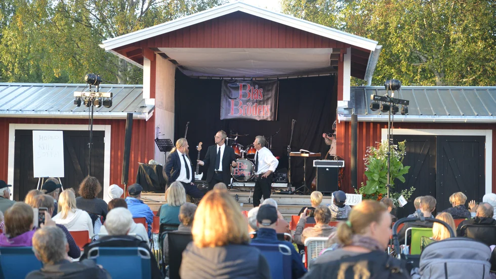 I lördags underhöll Blås bröders på den nya utomhusscenen i Blåsmark. I oktober fortsätter turnén i Rosvik och Sikfors. (Arkivbild)