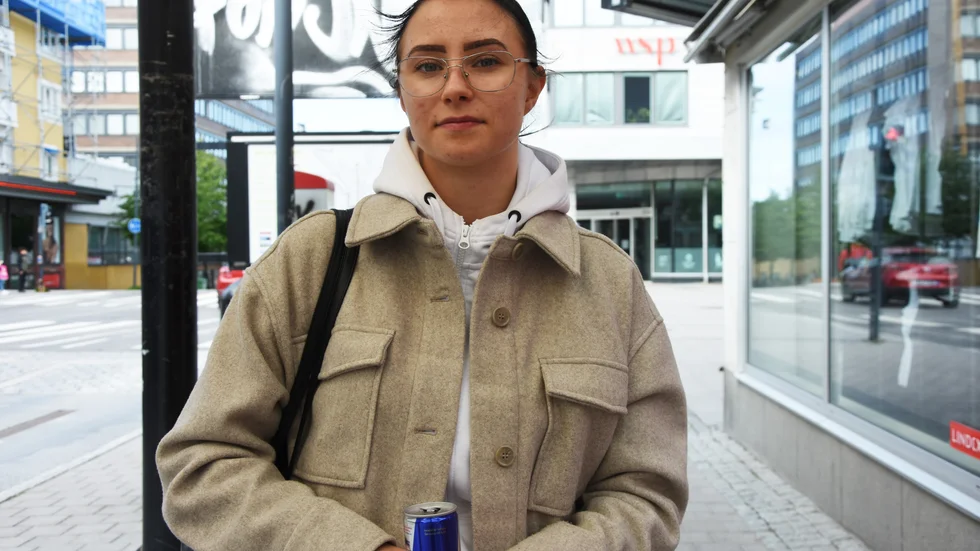 Denise Wallgren går stylistprogrammet på Praktiska gymnasiet i Luleå. Nu måste hon ta bussen för att kunna ta sig till sin praktikplats på en nagelstudio i centrum.