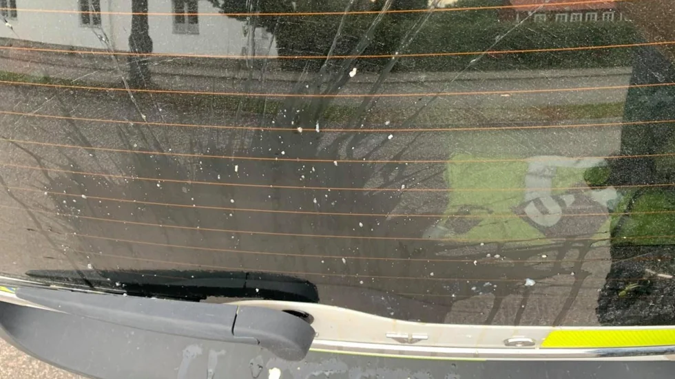 Polisbilen i Åtvidaberg som attackerades av äggkastande personer.