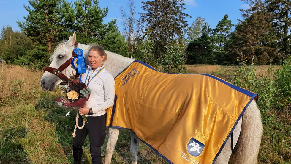 Ella Lindblom och Anastasia de Vere har gjort tre tävlingar tillsammans; två i klasser på 12 mil och i helgen testade de den svåraste klassen över 16 mil. Där blev det vinst och ett SM-guld. Nu får stoet vila från tävlingar, medan Ella kan fokusera tiofen på andra hästar i stället. 