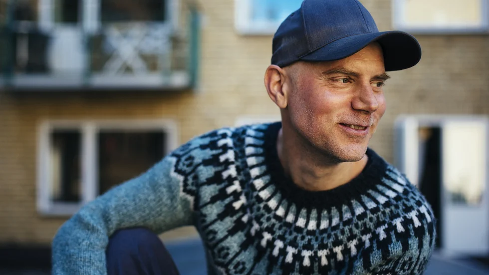 Tom Malmquist har skrivit "Döda löv".