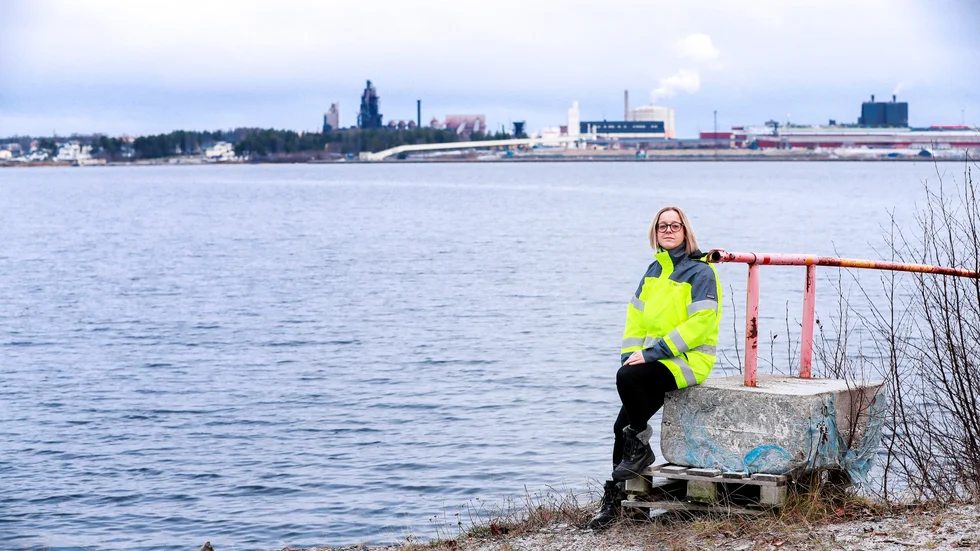 Här är ett av nyckelområdena när Trafikverket ska utreda Norrbotniabanans anslutning till Luleå. Om det blir det östra alternativet kommer den nya järnvägen att gå via Hamnholmen och på en bro över Gråsjälsfjärden till Svartöstaden. "Vi tittar inte bara på persontrafik utan även godstrafiken till Luleå måste också fungera", förklarar Marie Eriksson.