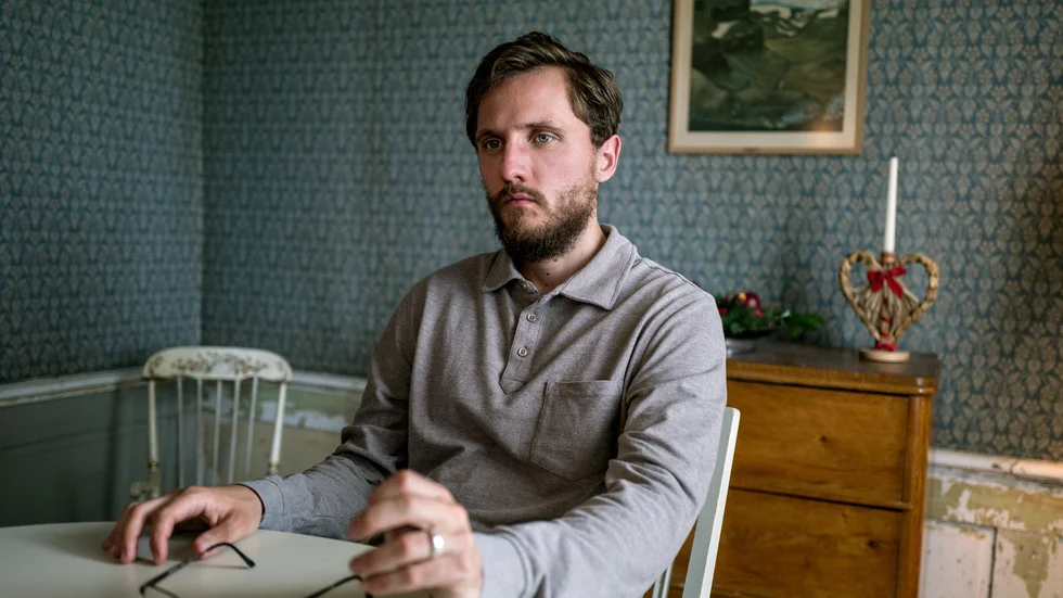 Luleåskådisen Einar Bredefeldt spelar pastor i tv-serien "Knutby" och har bland annat inspirerats av verklighetens omtalade pastor.