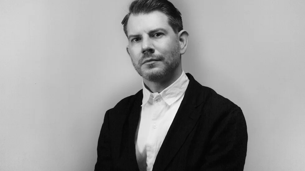 "En heltäckande dokumentation, säkert användbar i utbildning och undervisning, men också mycket tung läsning", skriver NSD:s recensent om Jonas Bruns "Hon minns inte".