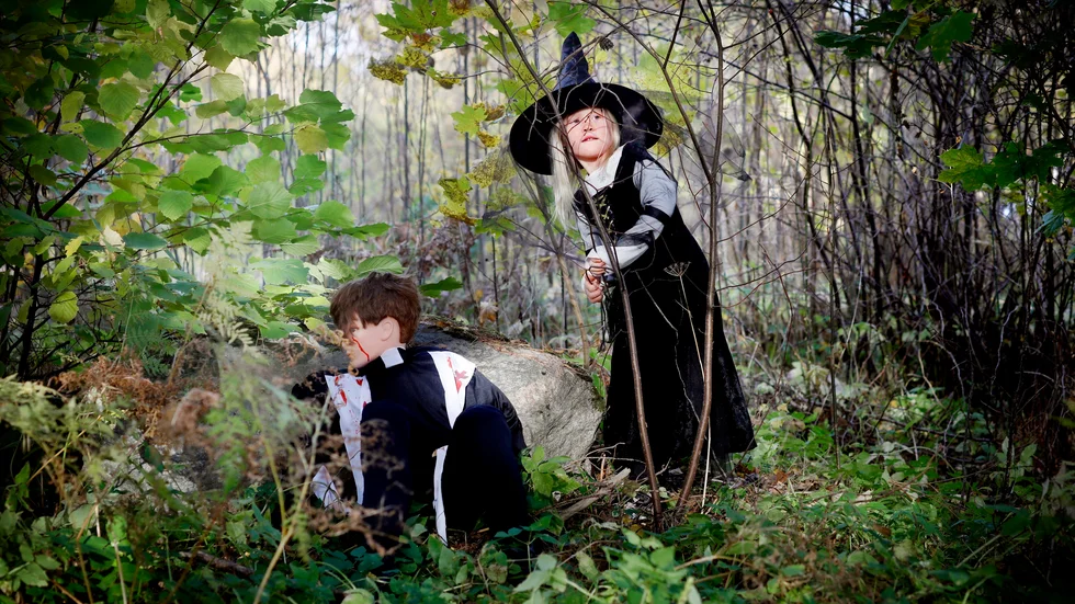 Vad gömmer sig i skogen? På halloweenstigen i Hällby väntar hårresande läskigheter men så länge det är ljust är det lugnt. Det tycker i alla fall Majken Tornvilla.