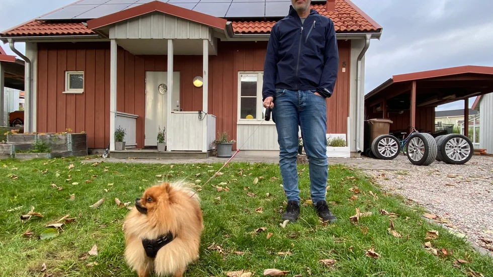Jonas Karlssons familj köpte en elbil för tre år sedan och efter det har intresset för att själv göra något åt klimatproblematiken växt. Nu har de även solceller på taket.