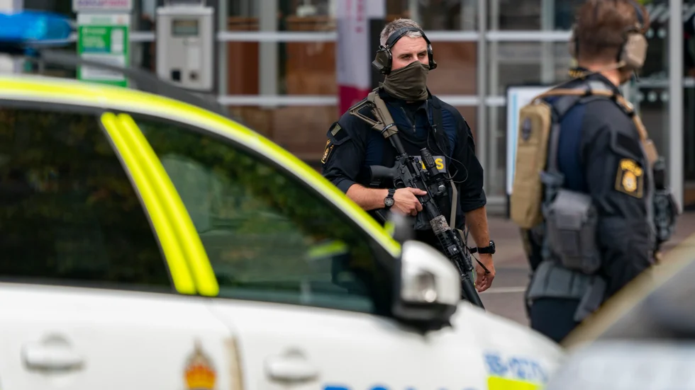 Polis på plats vid Skånes universitetssjukhus under det våldsamma bråket i september. Arkivbild
