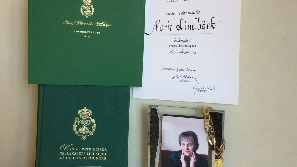 Marie Lindbäck, ursprunglgen från Påläng, belönas för sina insatser som simlärare.