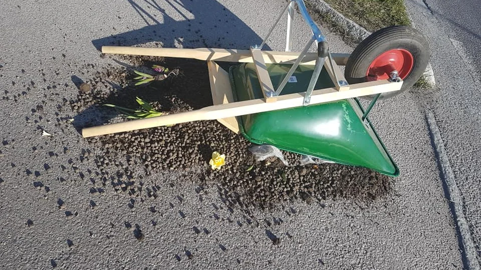 En av blomsterkärrorna blev vandaliserad under  Valborg men återställdes snabbt av Nyköpingsbor och personal från Öknaskolan.