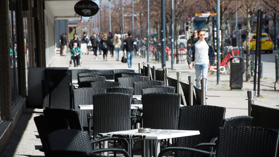 I år kommer restauranger och caféer att slippa betala avgift till kommunen för uteserveringar. Förslaget togs av kommunstyrelsens arbetsutskott på måndagen.