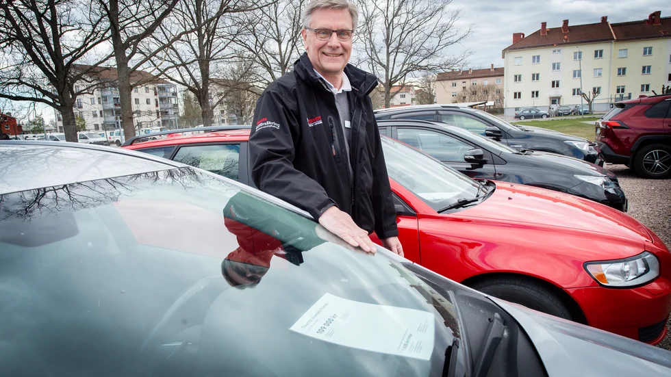 Bengt Carlsson, säljare hos Motorcity i Nyköping vittnar om att allt fler väljer att köpa en begagnad bil istället för en ny. 