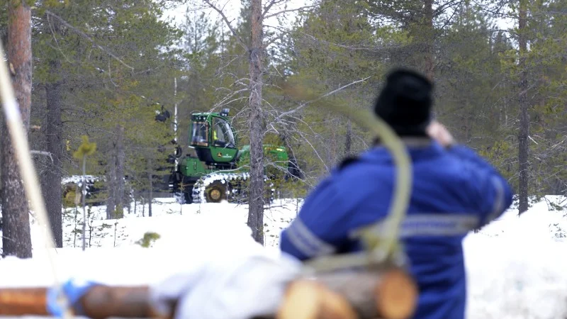  En av skogsmaskinerna på väg in i området.