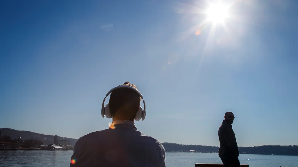 Nästa vecka kan man förhoppningsvis njuta av en god ljudbok på en parkbänk, utan vare sig regnskydd för lurarna, sittunderlag under rumpan eller vantar på händerna.