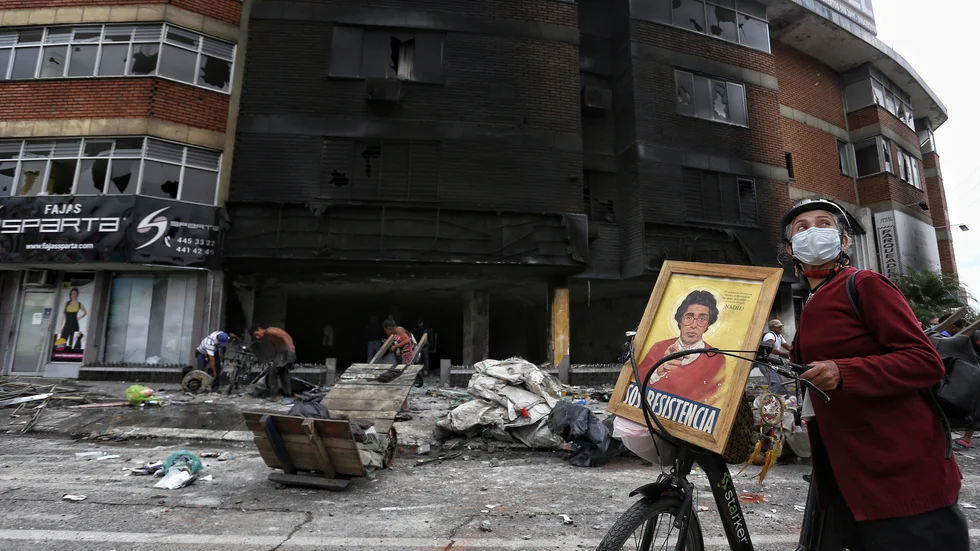 Ett hotell har plundrats och satts i brand under demonstrationer i Cali, Colombia.