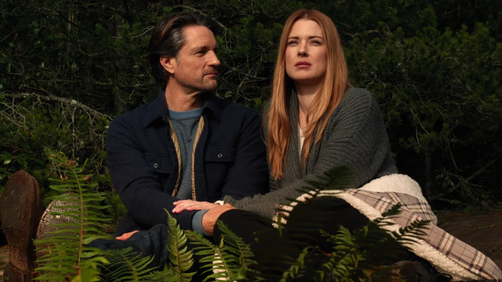 Martin Henderson som Jack Sheridan och and Alexandra Breckenridge som Mel Monroe i tv-serien "Virgin River".