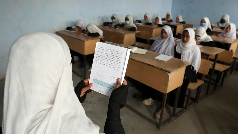 I Afghanistan har pandemin lett till att skolorna varit stängda i över sju månader 2020 och 2021. På bilden ses flickor i en skola i Kabul.